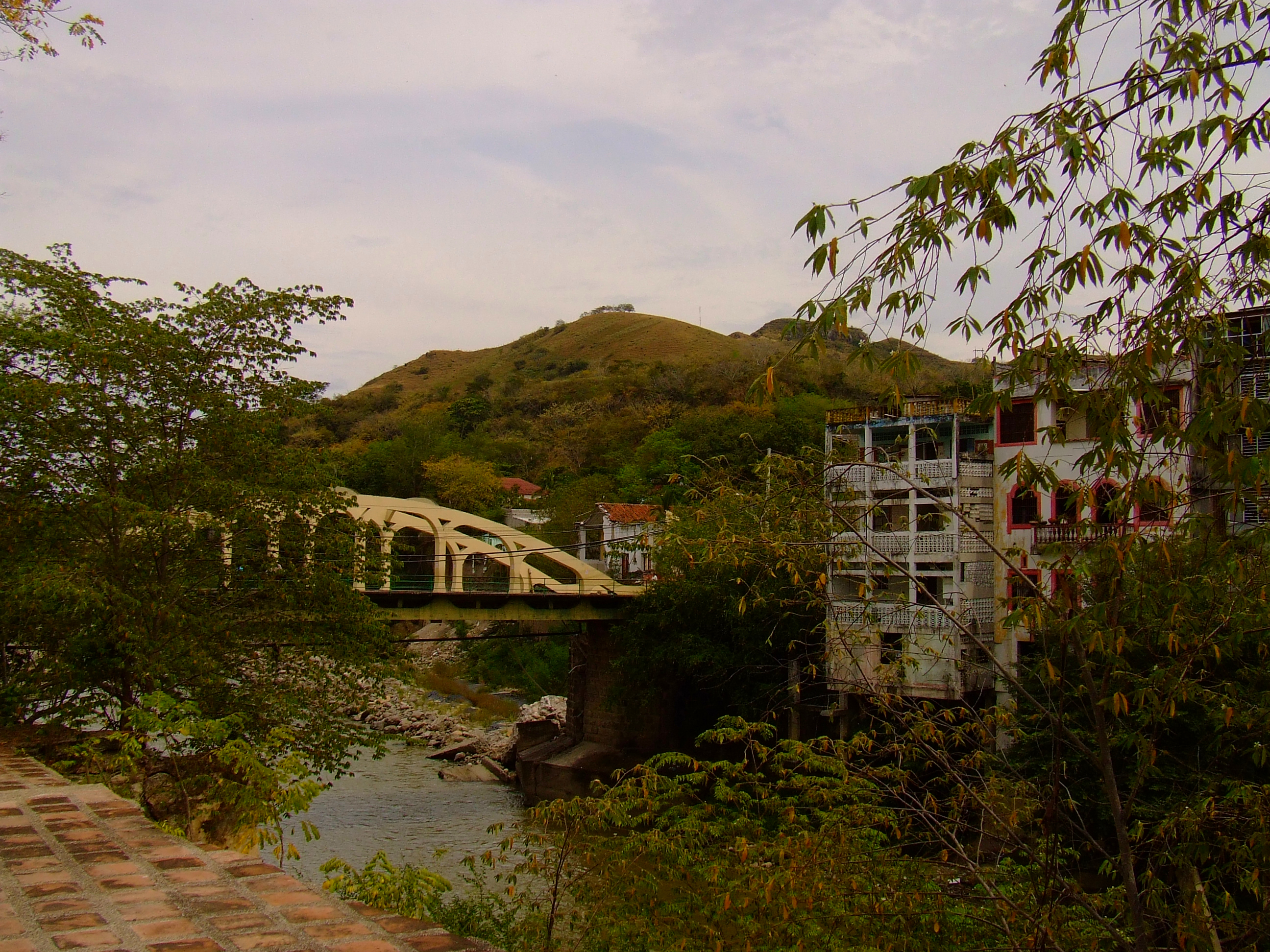 Vista hacia el Río Magdalena Honda, Tolima Colombia