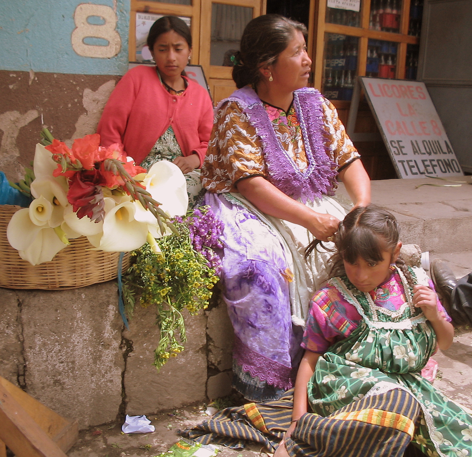 Madre e hijas Mercado Las Flores, ciudad de Quetzaltenango, Guatemala