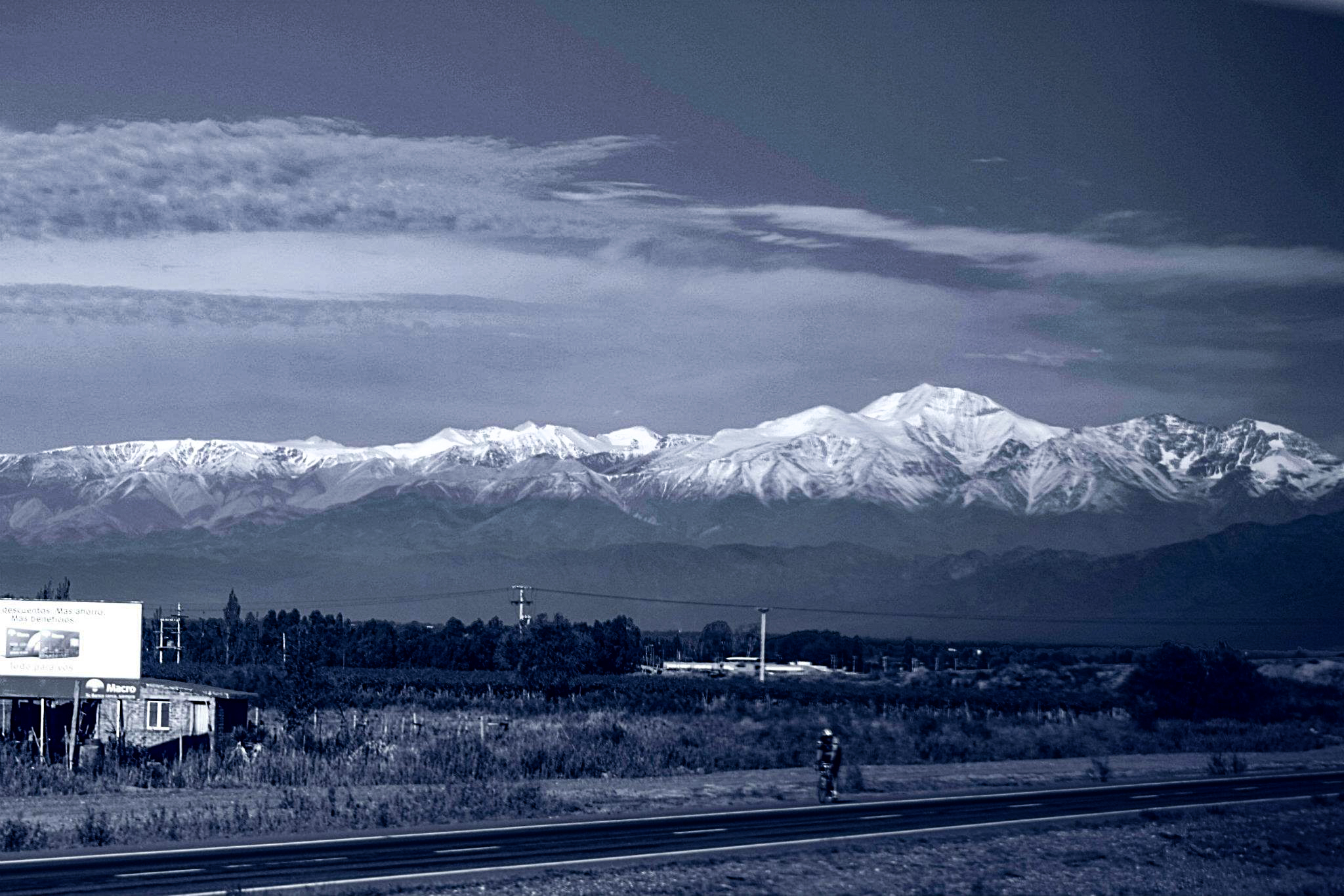 Cordillera andina carretera a Mendoza, Mendoza, Argentina