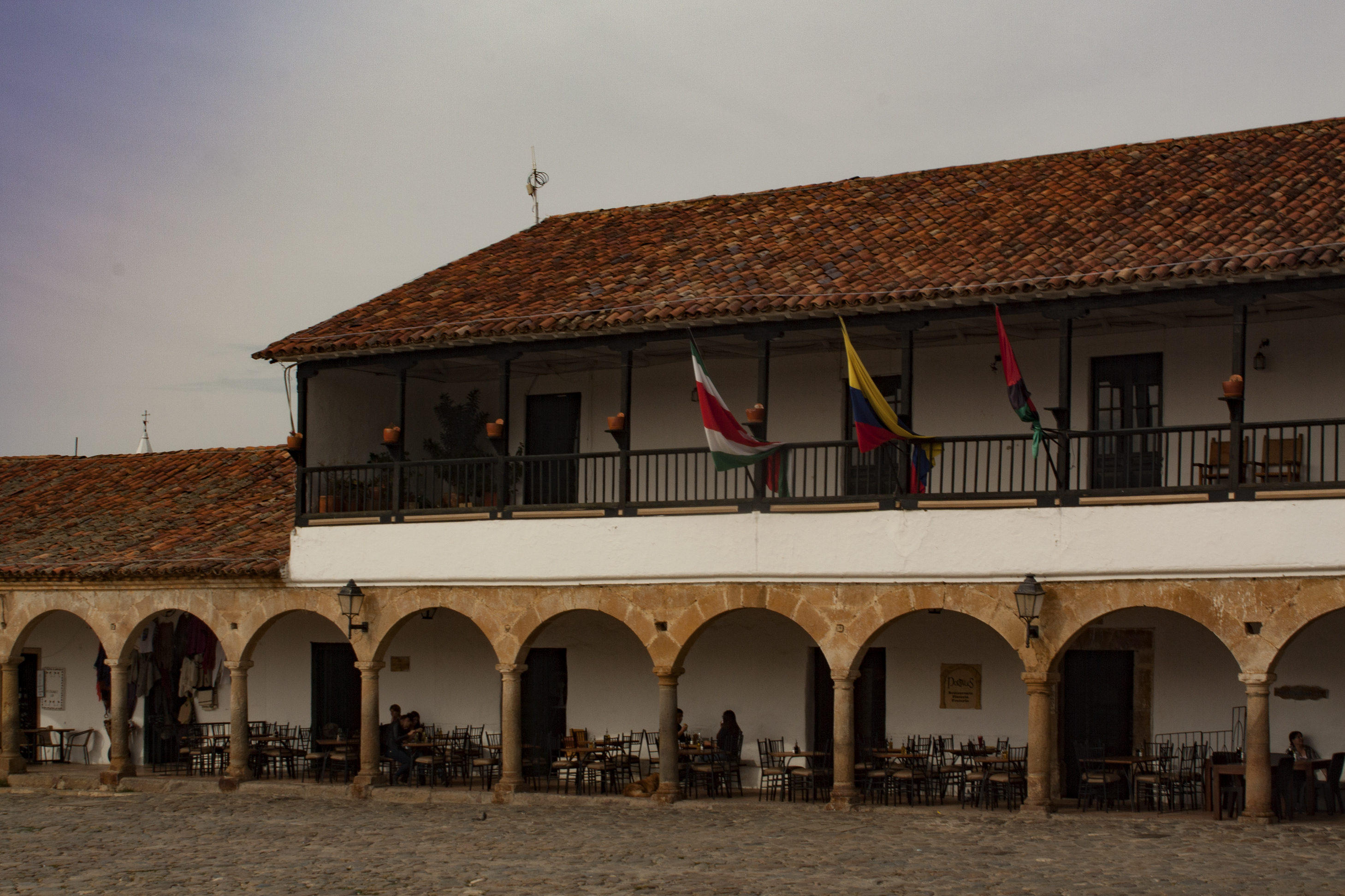 Los arcos de la plaza Villa de Leyva, Boyacá, Colombia