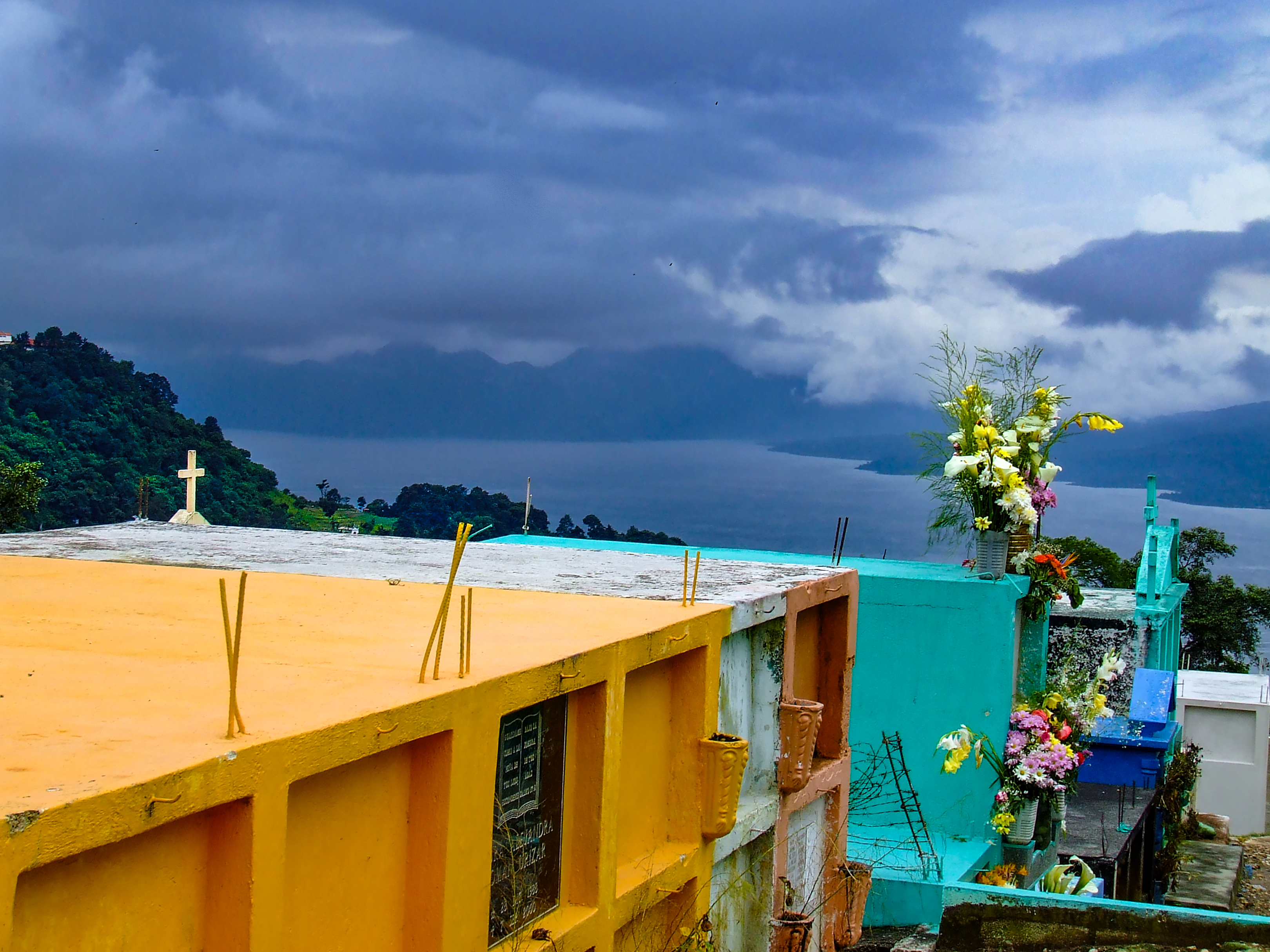 Viendo hacia el lago Cementerio de Sololá, Departamento de Sololá. Guatemala