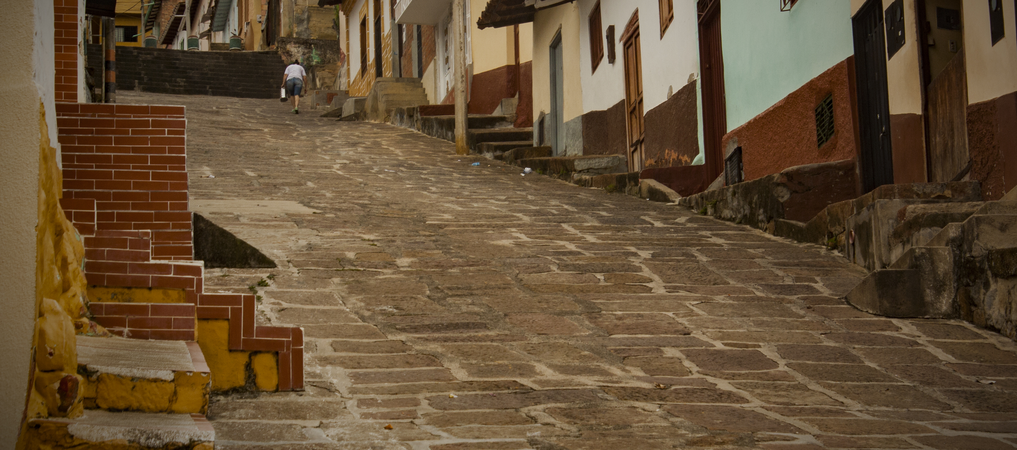 Las escaleras de los mosaicos rojos San Gil. Santander, Colombia