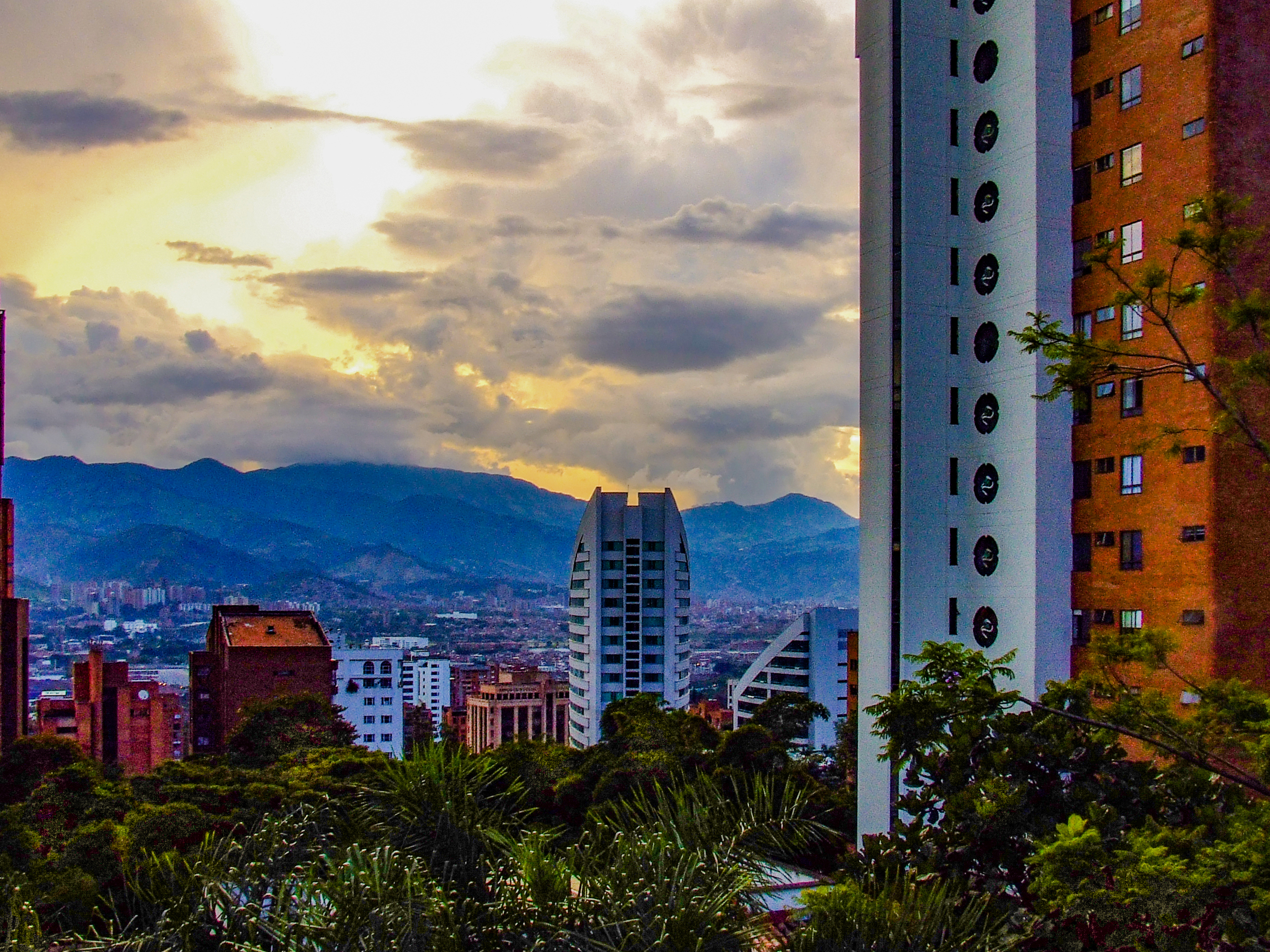Atardecer en el centro Medellin, Antioquia, Colombia