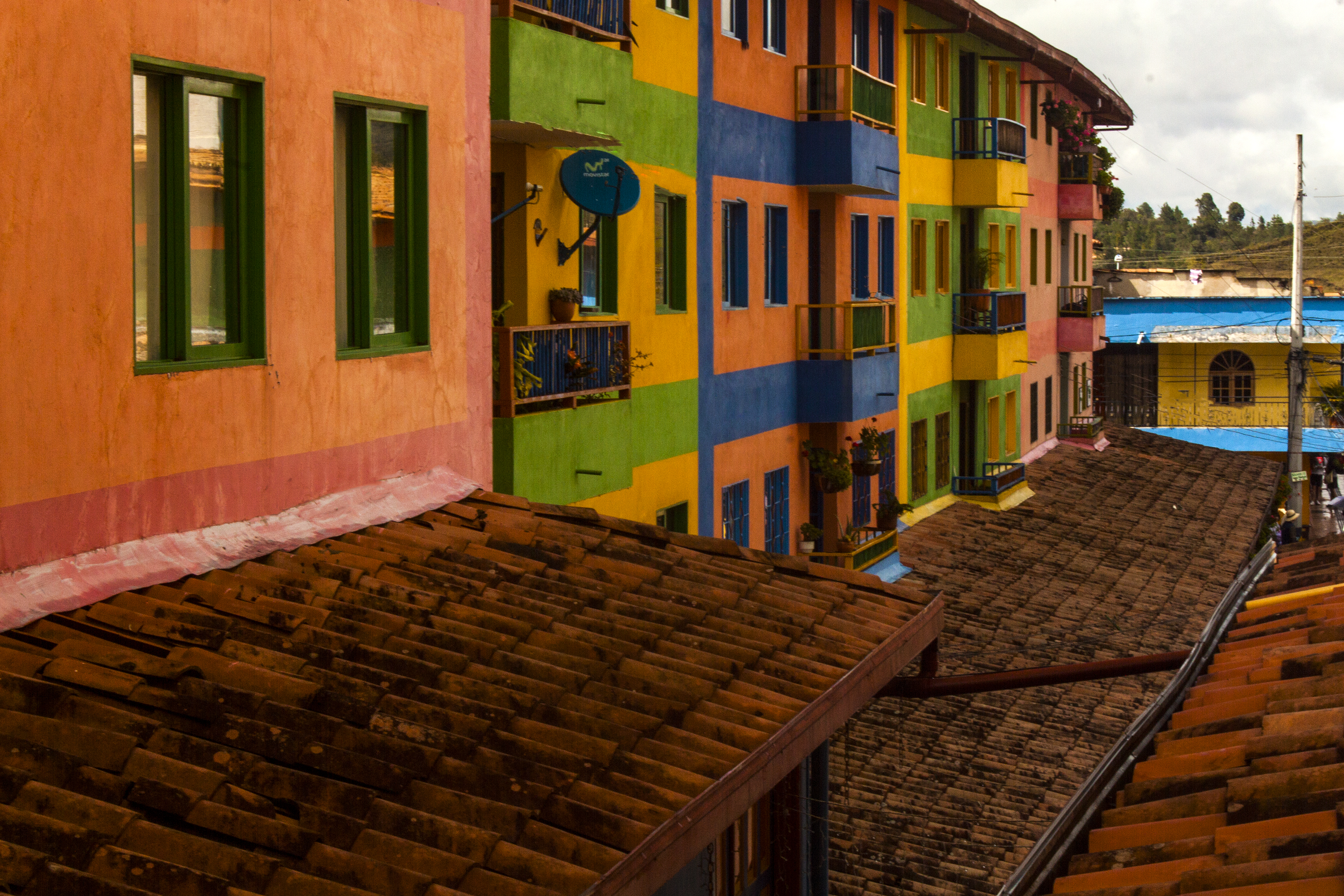 El callejón Guatapé, Antioquia, Colombia