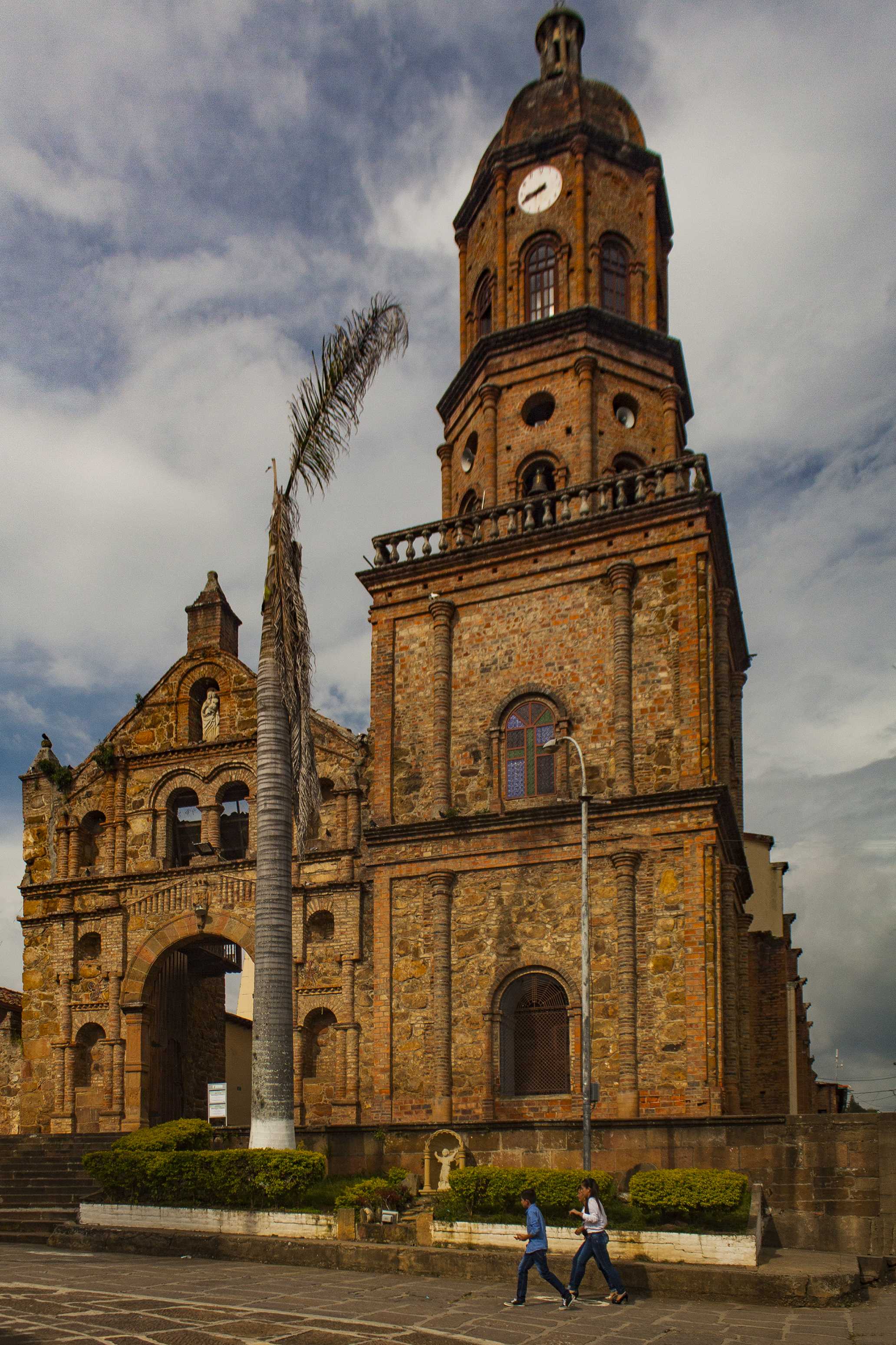 Frente a la iglesia Curiquí, Santander, Colombia