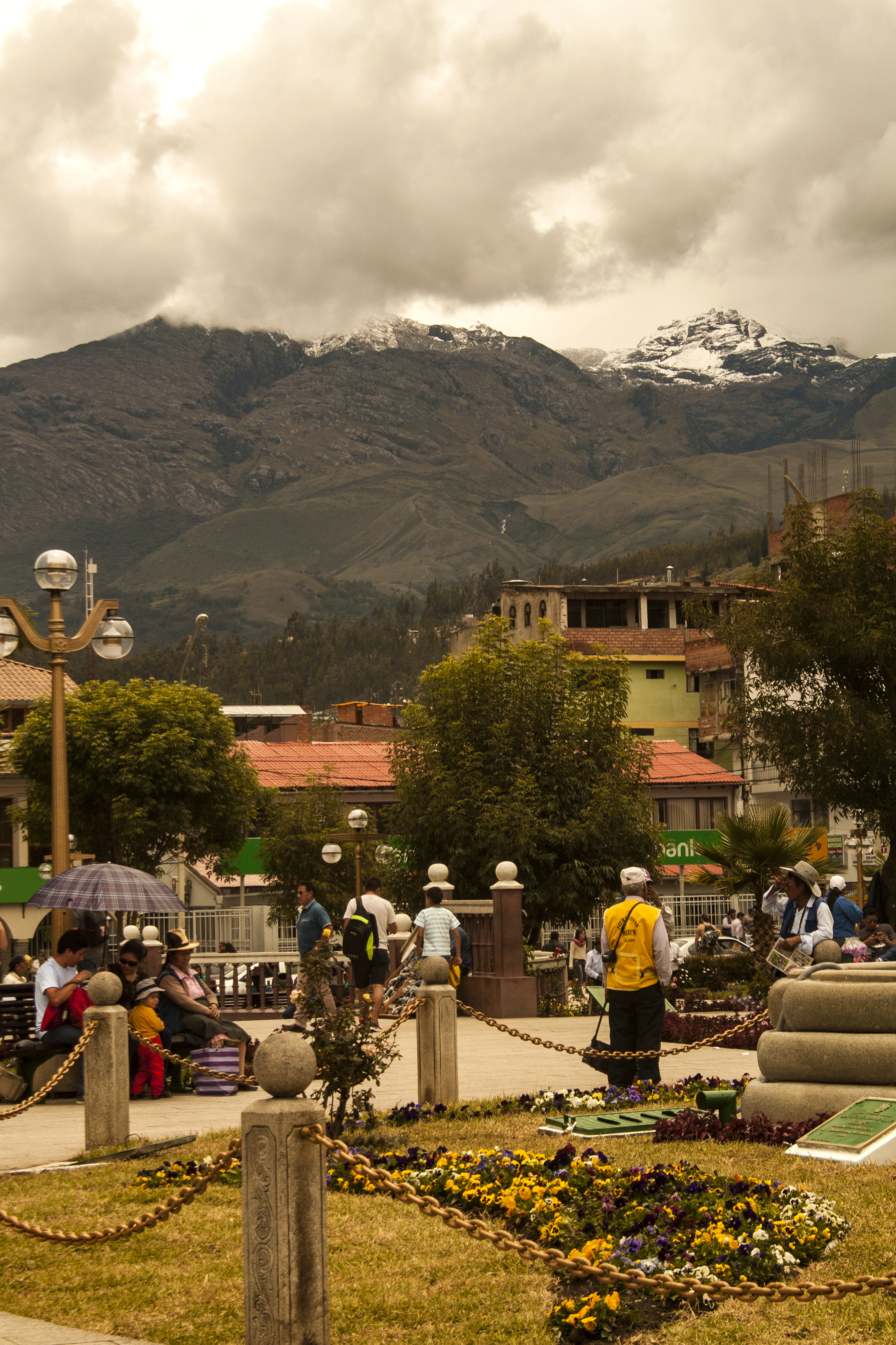 Mediodía en la plaza Huaraz, Ancash, Perú