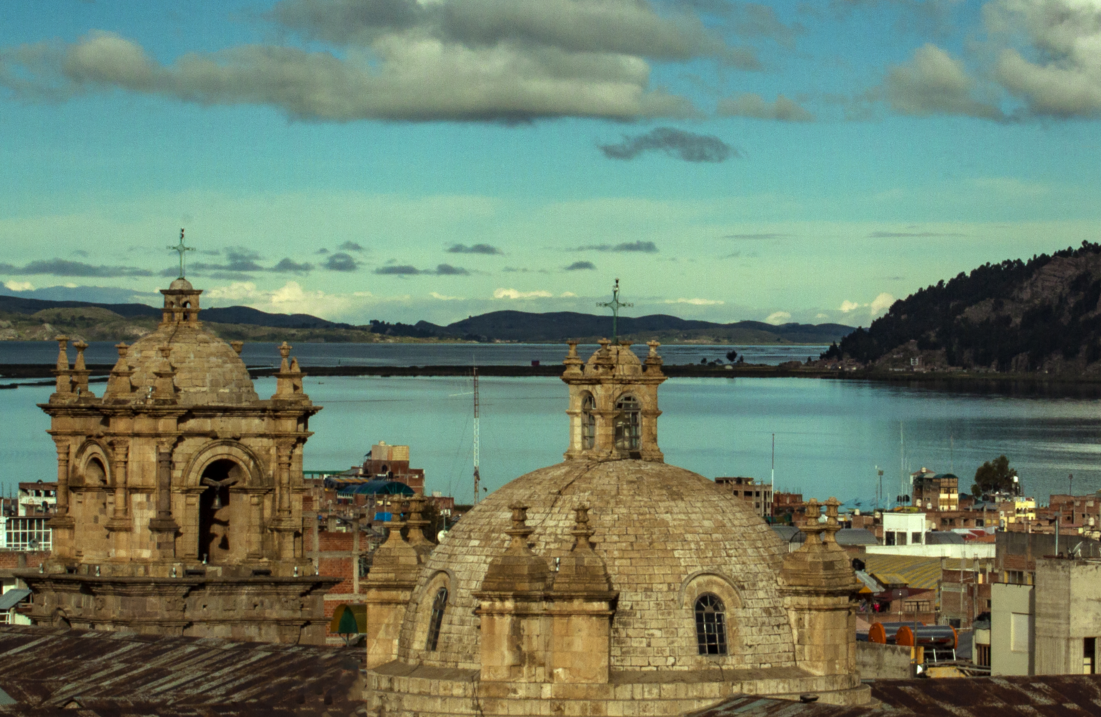 Las cúpulas de catedral ciudad de Puno, Puno, Perú