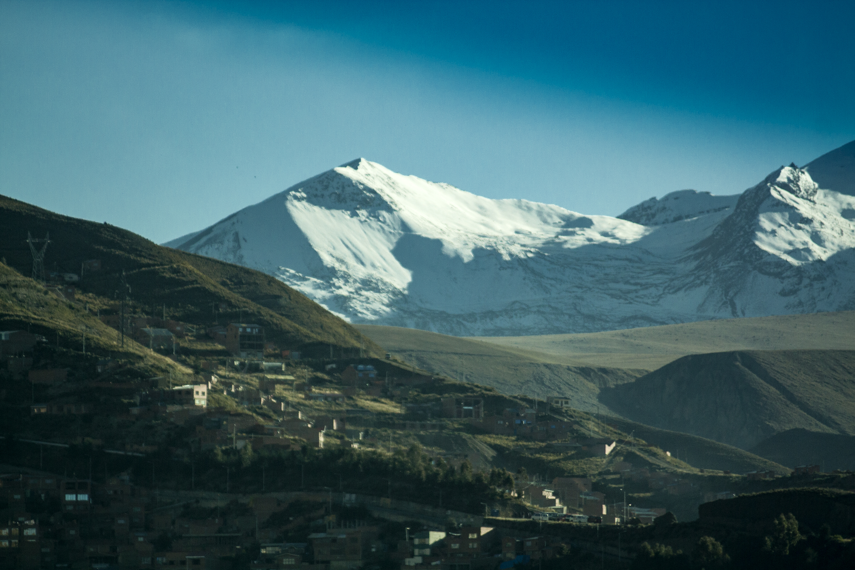 Vista a los nevados de la sierra El Alto, La Paz, Bolivia