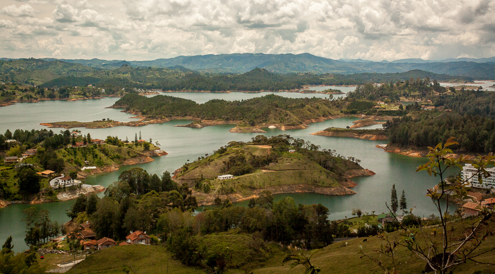 El lago Guatapé, Antioquia, Colombia