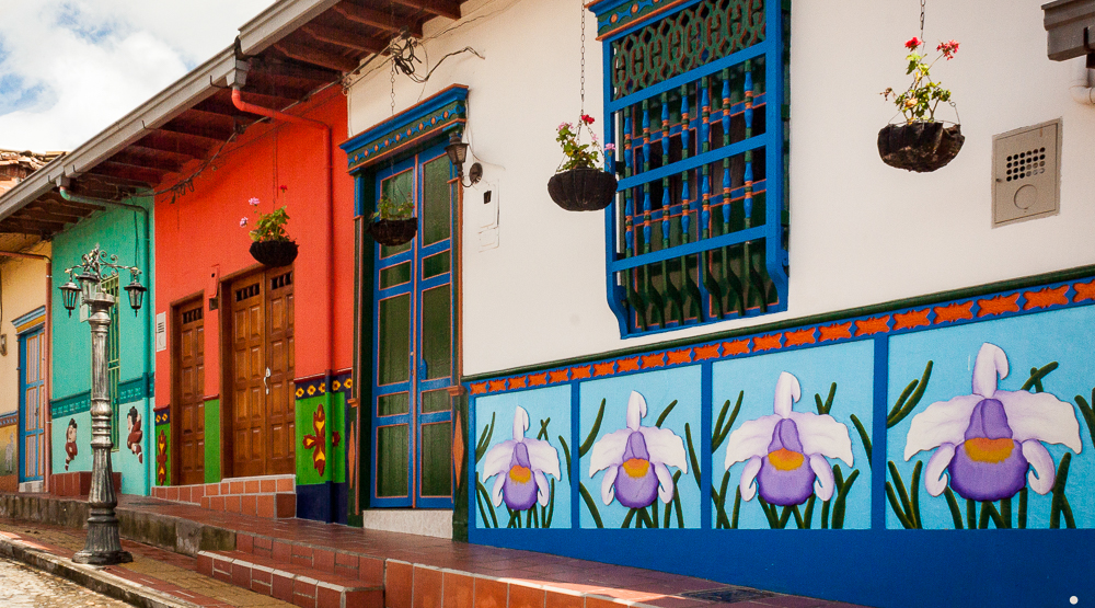 Los zócalos de las fachadas Guatapé, Antioquia, Colombia