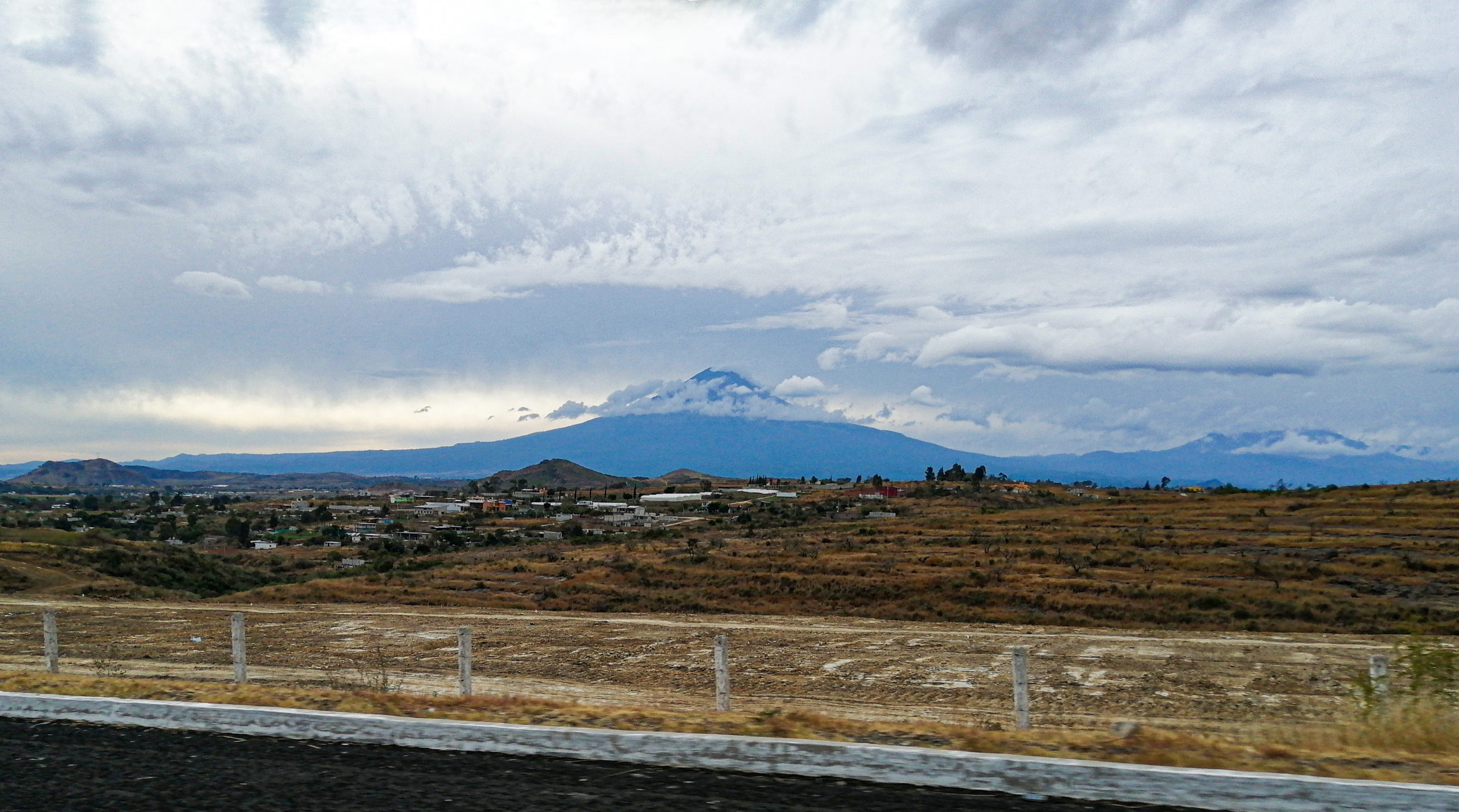 El volcán Popocatepetl Carretera Puebla - Cuatla, Puebla, México