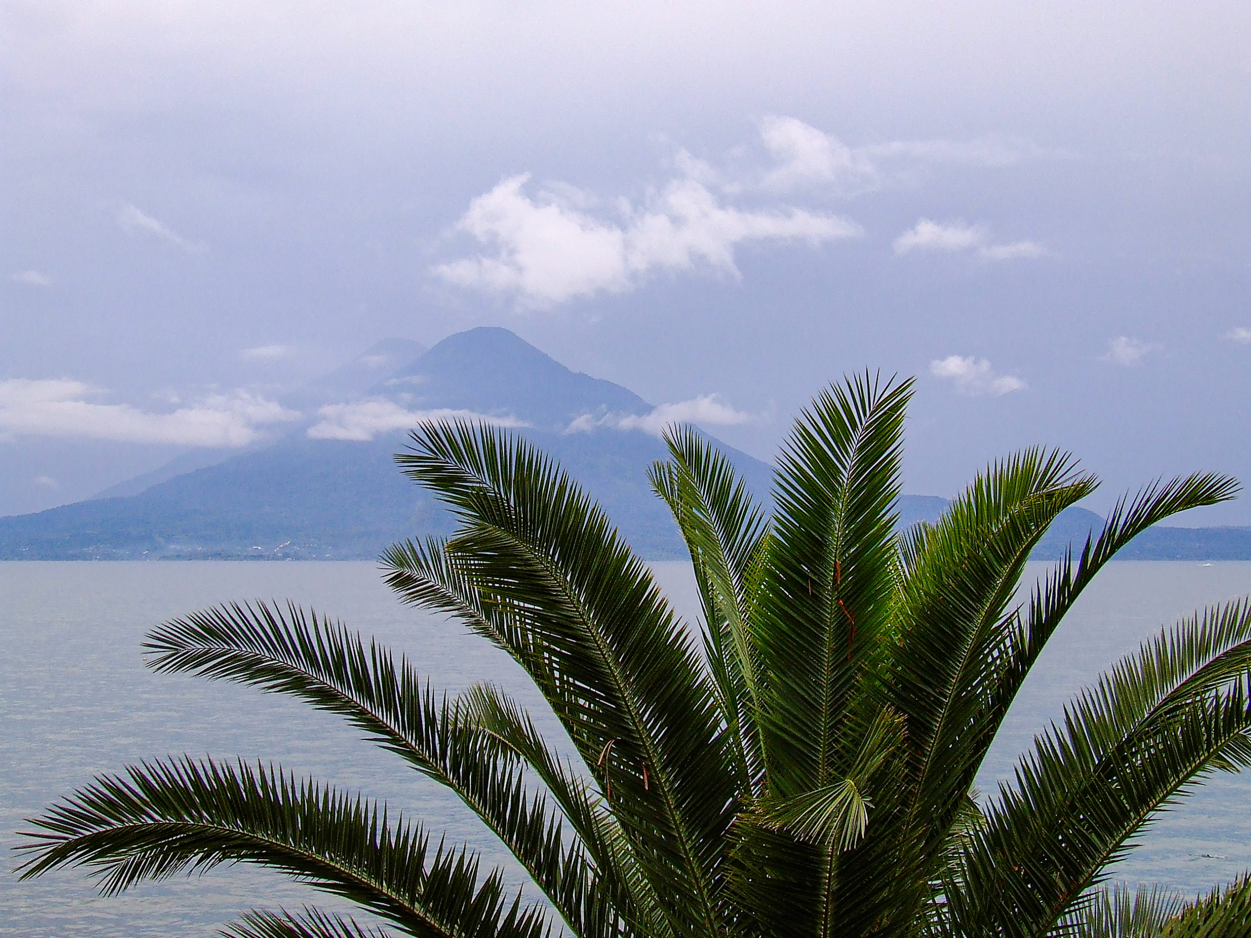 Vista hacia el volcán Lago Atitlán, San Pedro la Laguna, Guatemala
