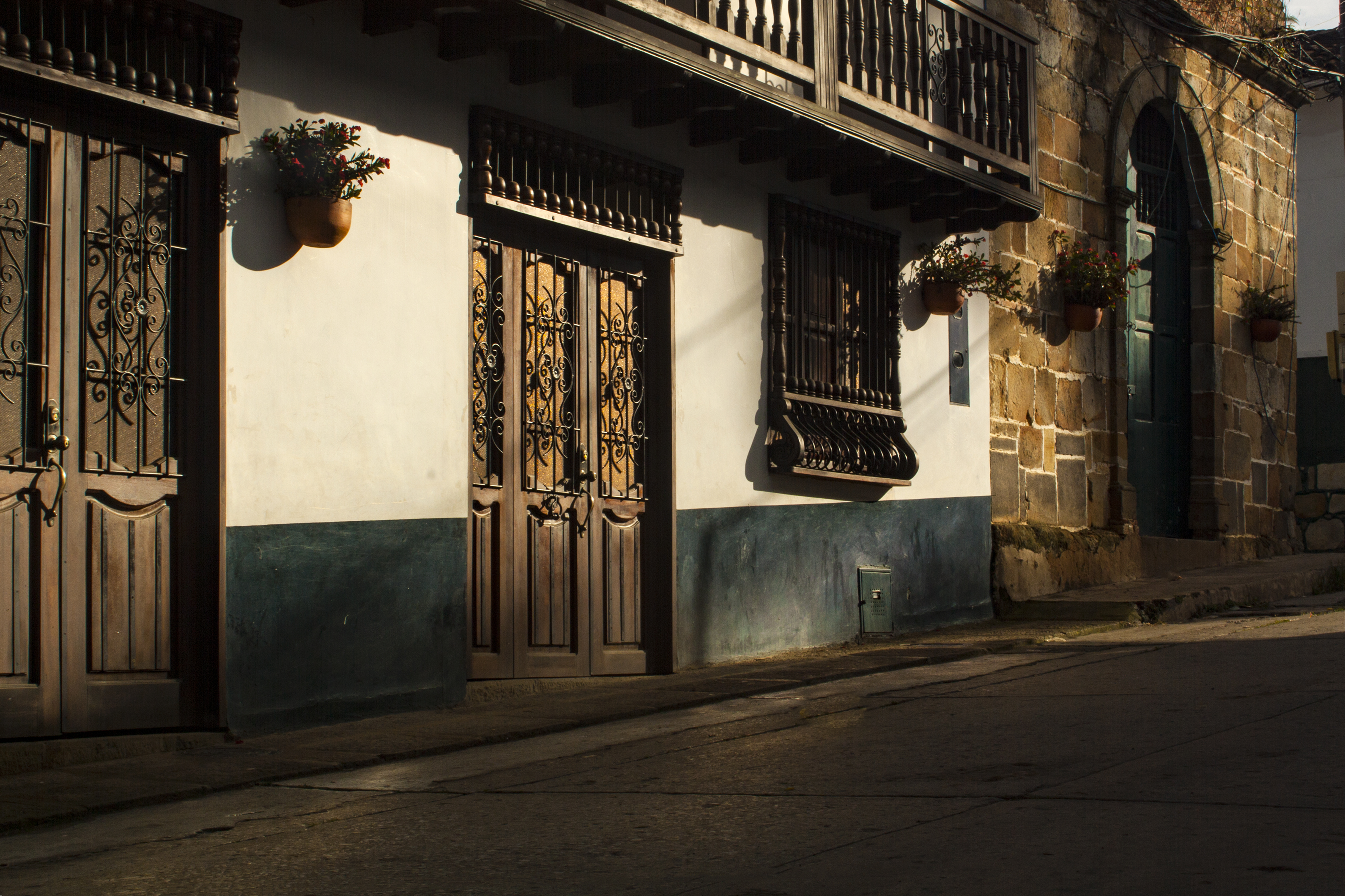 Madrugada en la calle Guadalupe, Santander, Colombia